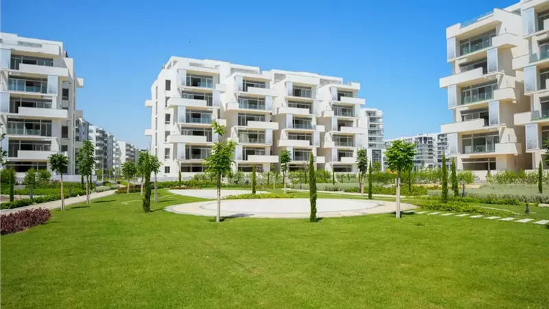 الإسكان تتابع أعمال التجميل والزراعة بكمبوند مزارين بالعلمين