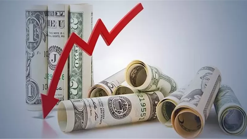 الدولار يقترب من أدنى مستوياته في عدة أشهر وسط اضطرابات بالأسواق