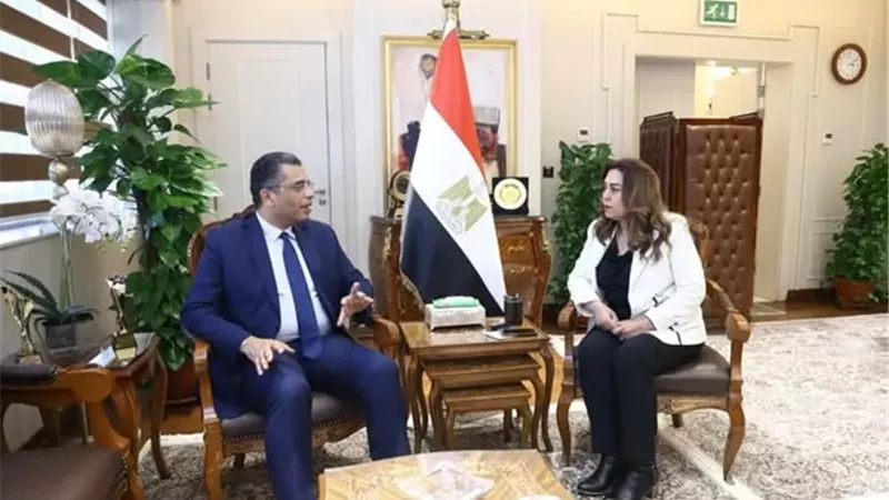 وزيرة التنمية المحلية تتابع منظومة المخلفات بالبحر الأحمر