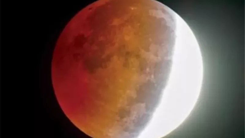 فجر 28 أغسطس.. خسوف جزئي للقمر يُغطي 93% من سطحه