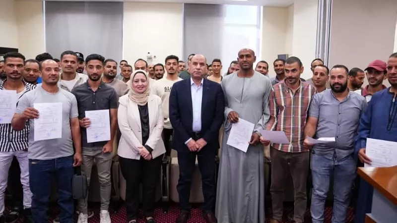 وزير العمل يسلم عقود عمالة زراعية للعمل بالأردن براتب 409 دولارات