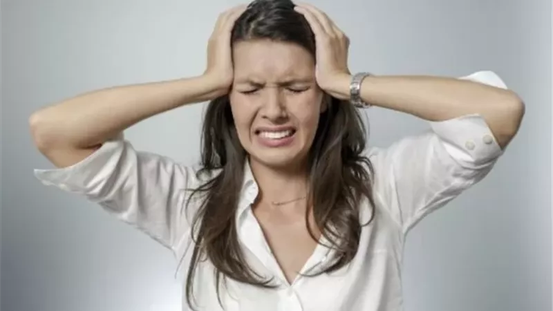من الهربس للقولون.. كيف يخبرك جسدك أن نفسيتك تحت الضغط؟