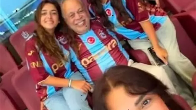 أسرة أشرف زكي وروجينا تساند محمد صلاح من مدرجات ملعب طرابزون