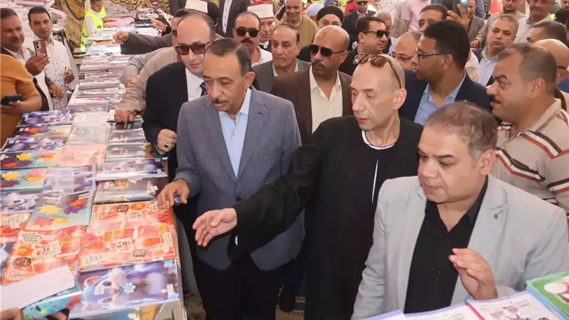 محافظ سوهاج يتفقد مستشفى طهطا ويفتتح معرضً مستلزمات مدرسية