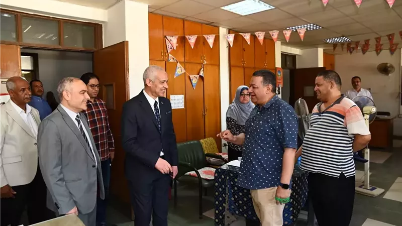 د. أحمد عبدالمولى يتفقد عددًا من الإدارات المركزية بجامعة أسيوط