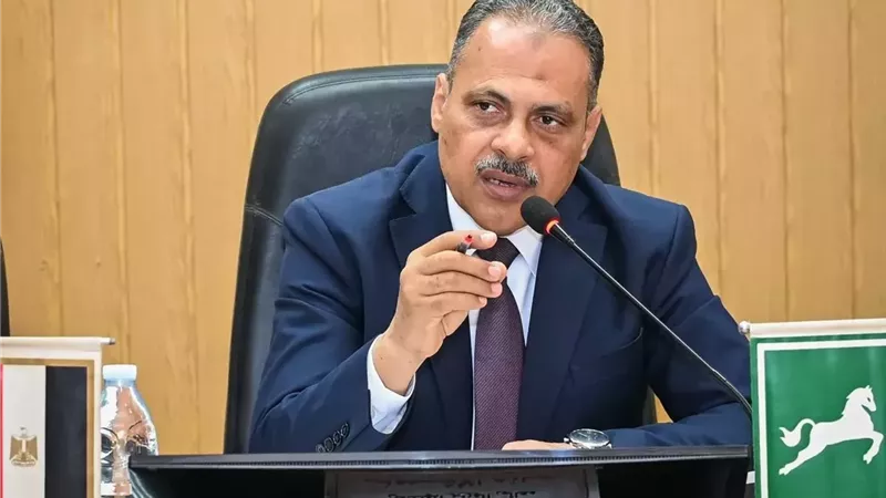 مجازاة 52 من العاملين بالجهاز الإدارى والمنشآت الخدمية بالشرقية