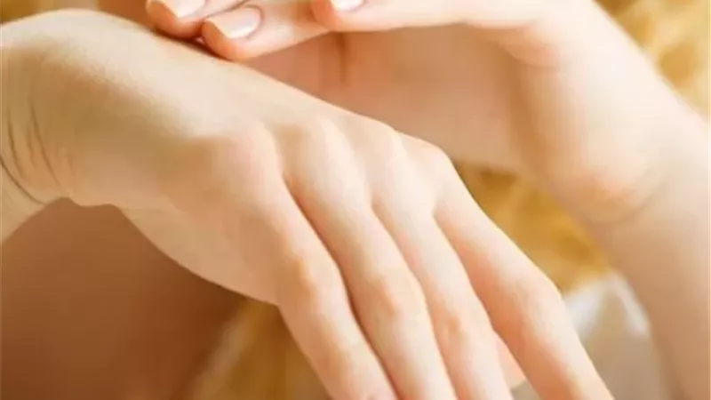 يداك تبدوان أكبر من وجهك؟ .. إليك الأسباب والحلول