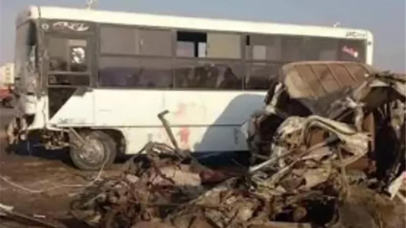 مصرع 9 وإصابة 8 إثر حادث تصادم ميني باص مع ميكروباص عمال بمطروح
