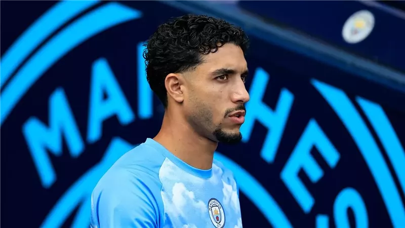 مرموش يصل لندن لاجراء الكشف الطبى قبل انضمامه لـ توتنها