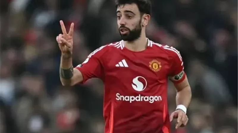 البرتغالي برونو فرنانديز يحصد جائزة لاعب العام في إنجلترا
