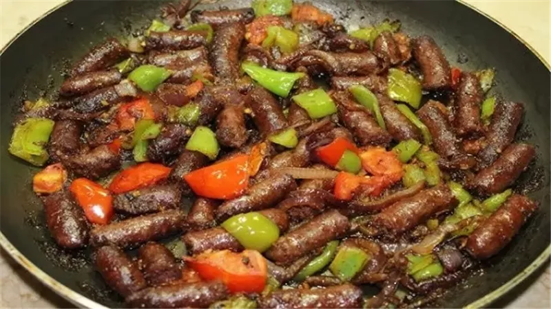 لفائف السجق.. وصفة سهلة لعشاق النكهات الحارة