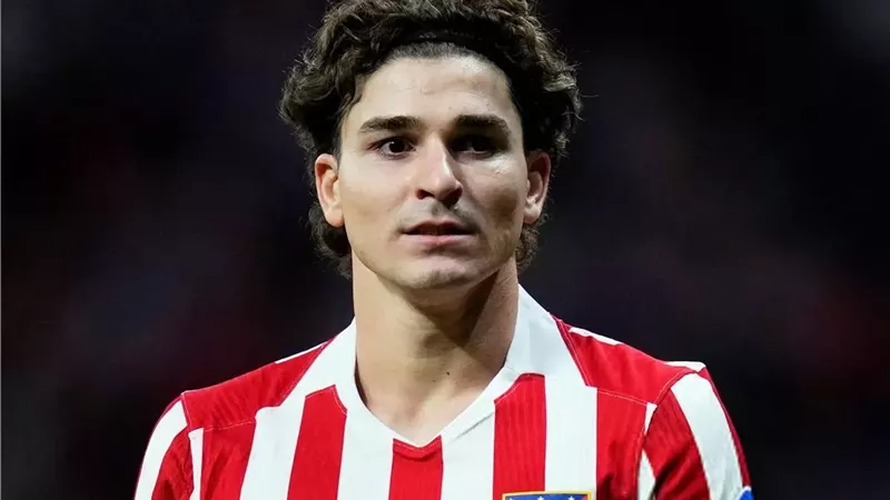 أتلتيكو مدريد: قرار نهائى.. ألفاريز لن يتم بيعه إلى برشلونة