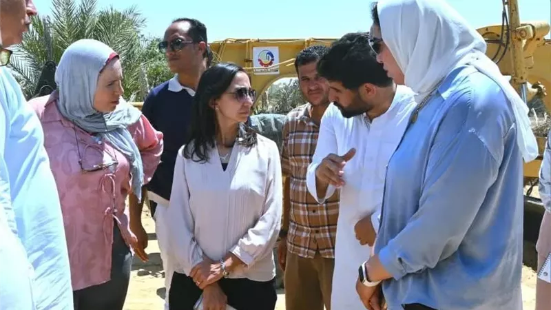 عازر : توفر أتوبيسات لنقل المعلمين بمدارس قرية الحمراء