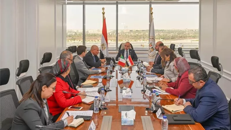وزير الاستثمار يبحث مع السفير الإيطالي تعزيز التعاون الاقتصادي