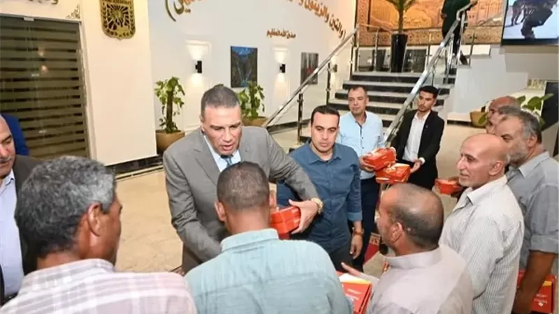 محافظ جنوب سيناء يلتقي عمال النظافة ويشيد بدورهم