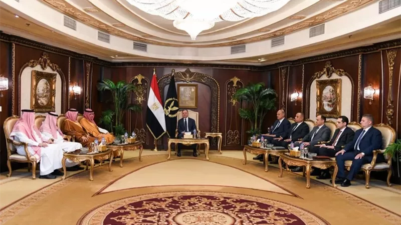 وزير الداخلية يستقبل رئيس جامعة نايف العربية لبحث تعزيز التعاون الأمني والعلمي