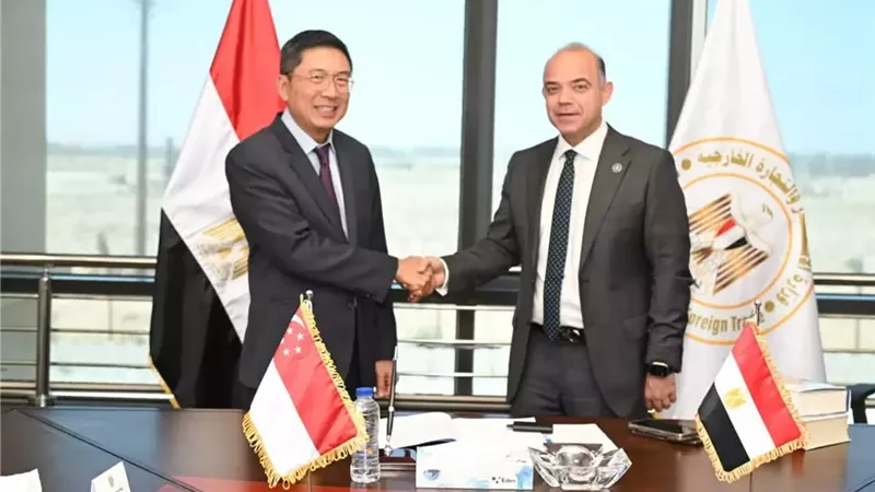 وزير الاستثمار يبحث مع سفير سنغافورة تعزيز التعاون الاستثماري والتجاري