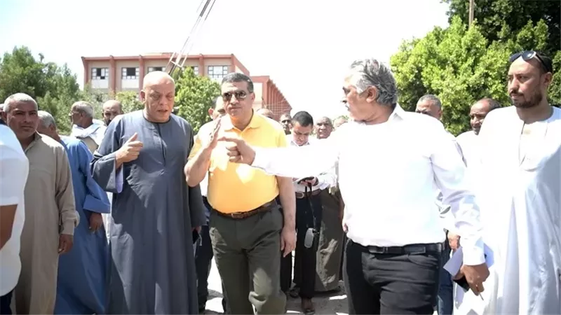 محافظ قنا يتفقد قرية