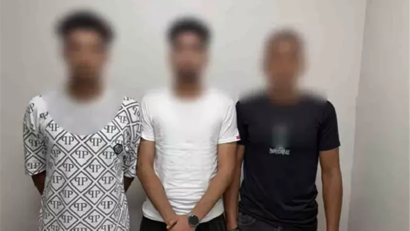ضبط 3 أشخاص ظهروا في فيديو يستعرض إشارات خادشة