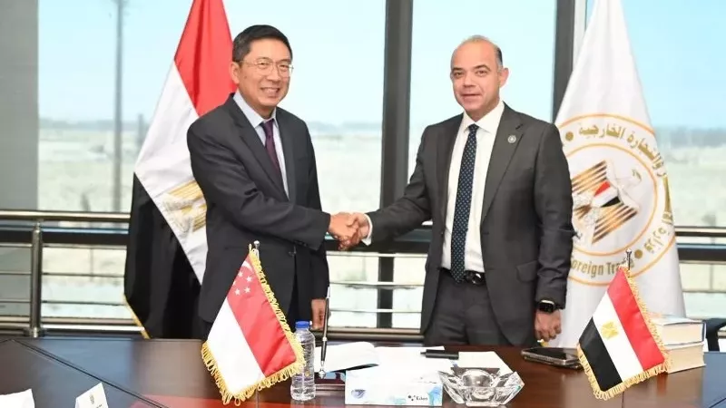 وزير الاستثمار يبحث مع سفير سنغافورة تعزيز التعاون الاستثماري