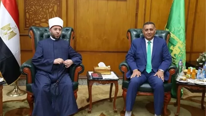 محافظ القليوبية يستقبل وزير الأوقاف ويهديه درع المحافظة