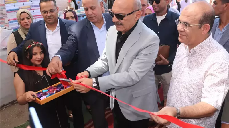محافظ السويس يفتتح معرض أهلاً مدارس بميدان الأربعين