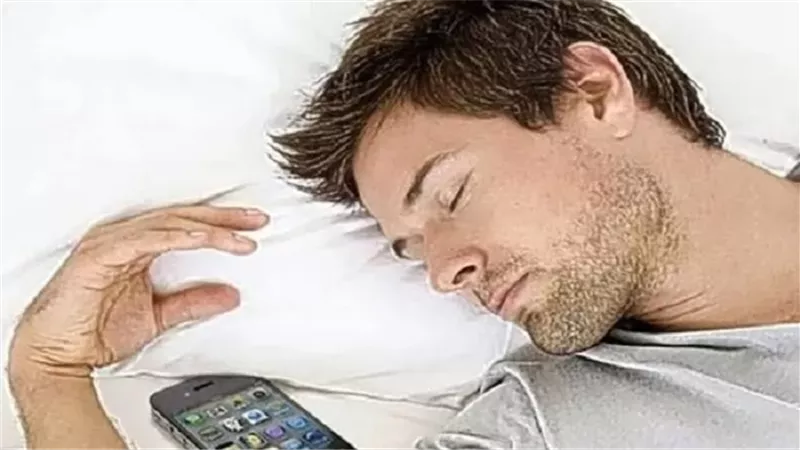 قبل أن تغلق عينيك.. 30 دقيقة بعيدًا عن الهاتف قد تحسن نومك
