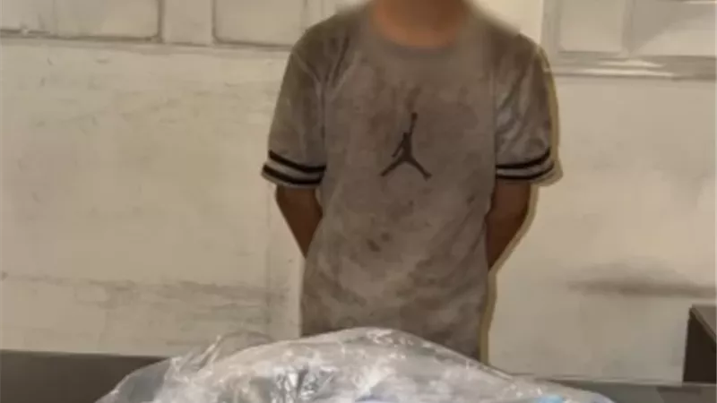 ضبط طفل ظهرفي فيديو يسرق عبوات من ماكينة تدوير بالدقي