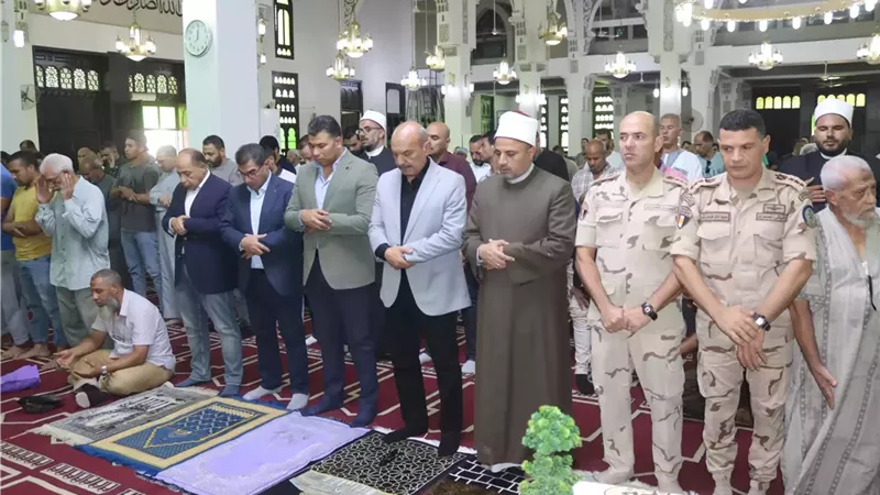 محافظ السويس يشارك فى تشييع جنازة 