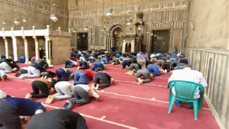 الإفتاء: تأخير الصلاة لانتظار الجماعة أَوْلَى من أدائها منفردًا ف