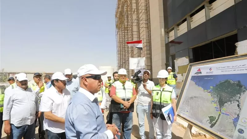 وزير النقل يتفقد الخط الأول للقطارالكهربائي من السخنة حتى العاصمة