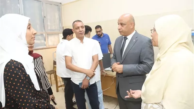 نائب رئيس جامعة قنا يتفقد أعمال الكشف الطبي للطلاب الجدد