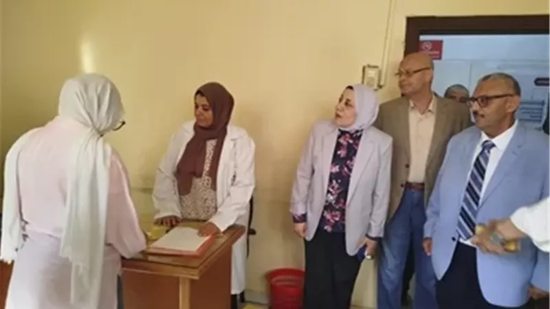 نائب رئيس جامعة بنها تتفقد الكشف الطبي للطلاب الجدد بالتجارة والاَداب