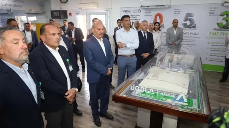 وزير الصناعة ومحافظ السويس يتفقدان مصانع السخنة