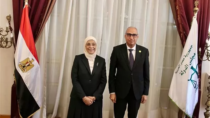 رئيسة النيابة الإدارية تهنئ رئيس مجلس الدولة بتوليه مهام منصبه