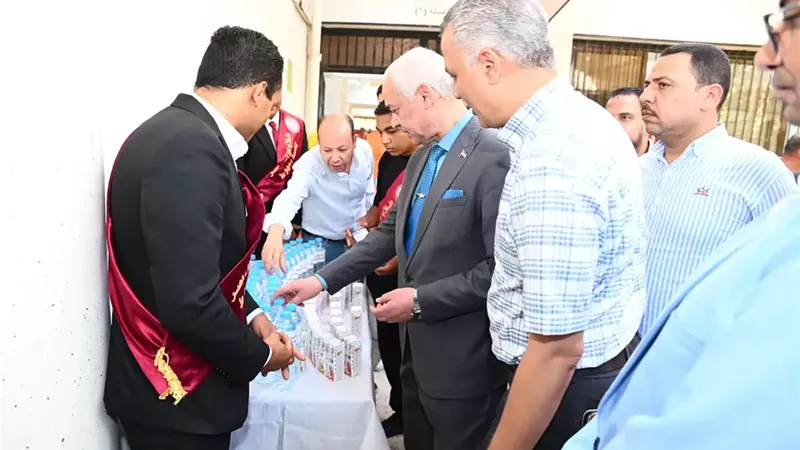 رئيس جامعة أسيوط يتفقد أعمال الكشف الطبي للطلاب الجدد