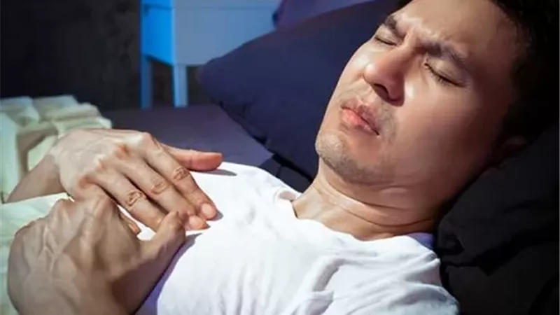 لماذا تزداد حرقة المعدة في الليل؟ .. أسباب وحلول فعالة