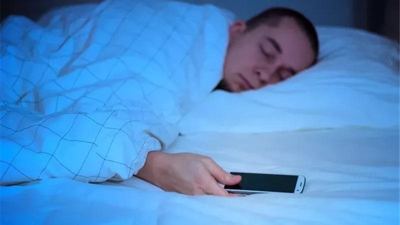 النوم بجوار الهاتف .. ما حقيقة المخاطر التي يحذر منها الخبراء؟