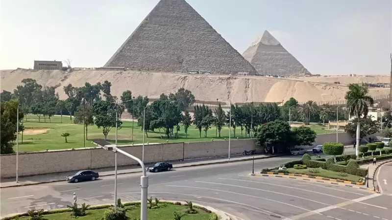 استمرار أعمال النظافة والتجميل بمحيط المتحف المصري الكبير