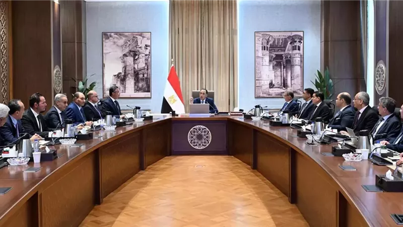 معارض دائمة.. رئيس الوزراء يتابع جهود توافر السلع وضبط حركة الأسواق