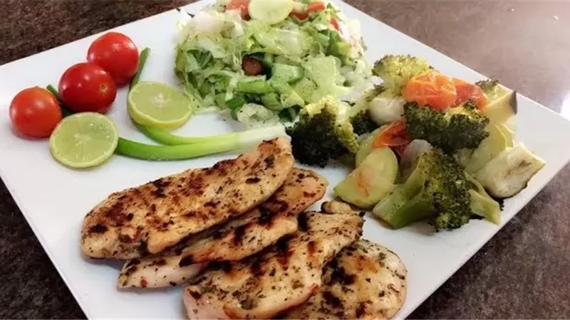 عشاء صحي وخفيف.. دجاج بالليمون والخضروات