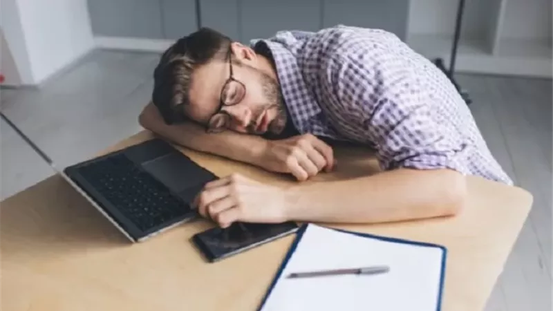انتبه في الصباح .. عادة يومية قد تكون السبب وراء نومك المتقطع