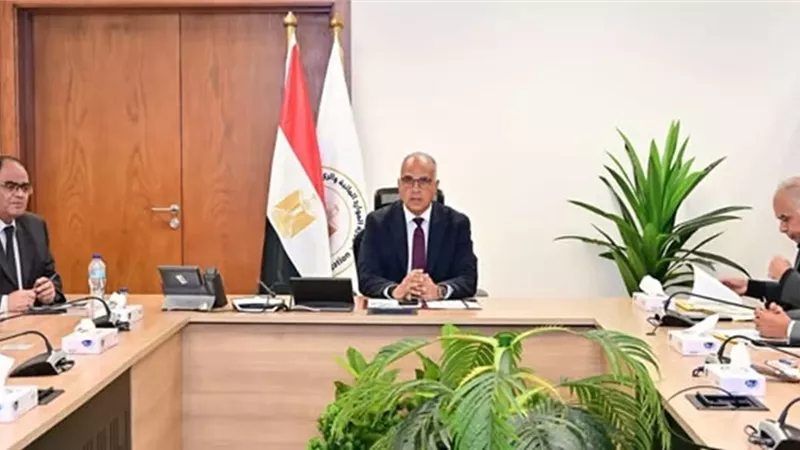 سويلم يبحث تطوير الهياكل التنظيمية لوزارة الري
