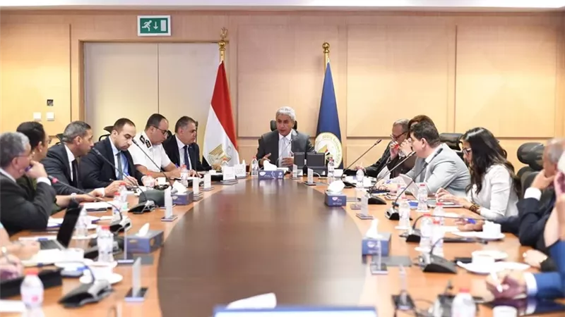 وزير السياحة يترأس أول اجتماع للاستعداد لكسوف الشمس الكلي في مصر