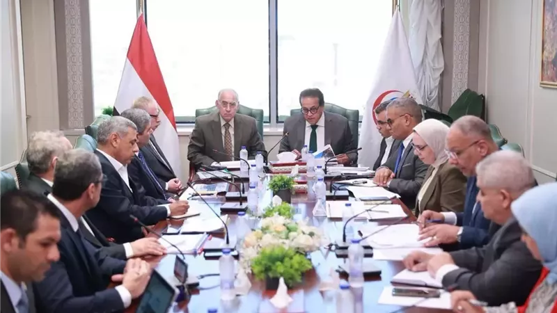 وزيرالصحة يبحث مع جهاز مشروعات الخدمة الوطنية موقف المشروعات الإنشائية