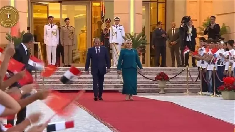 الرئيس السيسي وقرينته يستقبلان الرئيس الصيني بمطار القاهرة