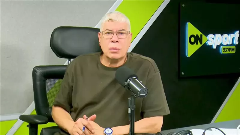 شوبير يكشف آخر تطورات ملف تجديد عقود ثنائي الأهلي