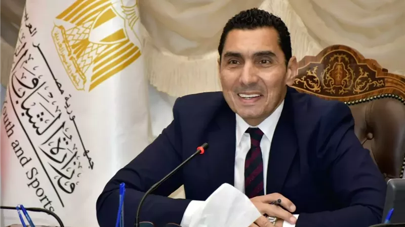 وزير الرياضة يطمئن على نور عصام وفريال أشرف