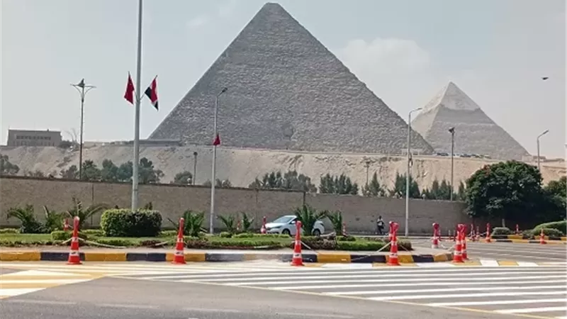 منطقة المتحف المصري الكبير تتزين استعدادًا لاستقبال الرئيس الصيني