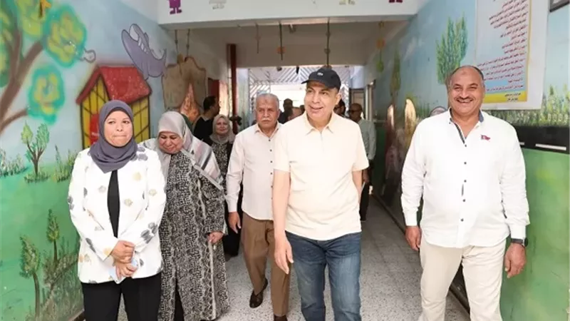 محافظ المنيا يتفقد مدارس بني مزار